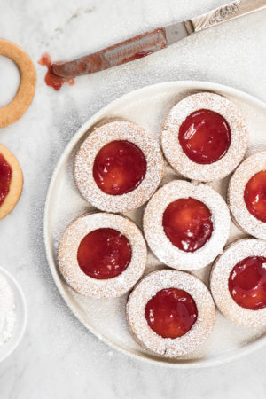 linzer cookies with raspberry jam